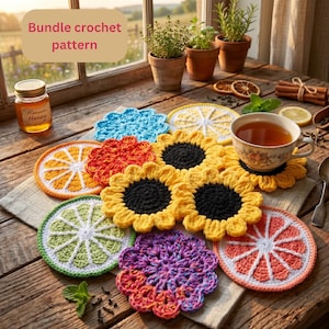 Puede incluir: Un conjunto de posavasos de ganchillo hechos a mano, coloridos, con varios diseños de frutas y flores, incluyendo rodajas de naranja, girasoles y limones. Los posavasos están colocados sobre una mesa de madera con una taza de té y un tarro de miel.