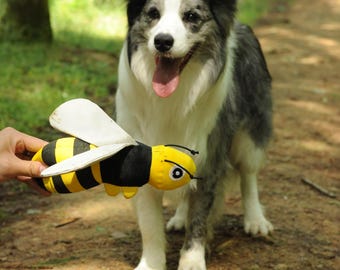 Eco Friendly Insect Plush Dog Toy Bee Dragonfly Butterfly with Squeaker and Rope