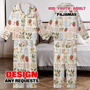 Peut inclure: Un ensemble de pyjama blanc avec un motif de fraises et de fleurs. Le haut a une fermeture boutonnée et un col, tandis que le pantalon a une taille à cordon. Le motif patchwork présente des fraises, des fleurs et des carrés pastel. Le texte sur l'image indique "KID/YOUTH/ADULT PAJAMAS" et "DESIGN ANY REQUESTS."
