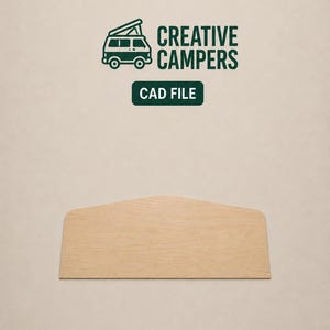 Puede incluir: Un panel de madera de color claro con una base plana y un borde superior ligeramente puntiagudo. Sobre el panel, el texto verde oscuro CREATIVE CAMPERS aparece junto a un icono de autocaravana, con CAD FILE en un recuadro rectangular verde.
