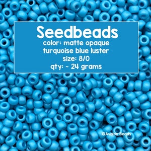 Pode incluir: Uma imagem de close-up de contas de sementes azuis turquesa com um acabamento opaco fosco e um leve brilho. As contas são de tamanho 8/0 e pesam aproximadamente 24 gramas. O texto "Seedbeads" está escrito em branco sobre um fundo azul, juntamente com os detalhes "color: mate opaco turquesa azul brilho", "tamanho: 8/0" e "quantidade: ~ 24 gramas". O texto "Avalon Beads" está escrito em branco sobre um fundo azul no canto inferior direito da imagem.
