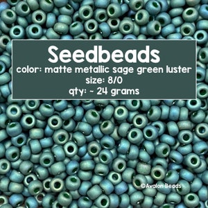 Pode incluir: Uma coleção de contas de sementes de brilho verde sálvia metálico fosco. As contas são do tamanho 8/0 e têm aproximadamente 24 gramas. A imagem inclui o texto "Seedbeads".