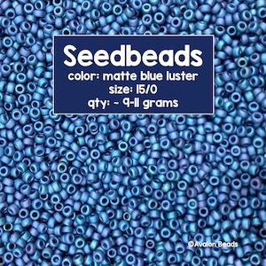 Pode incluir: Uma imagem de close-up de contas de sementes de cor azul fosco com brilho, tamanho 15/0. As contas pesam aproximadamente 9-11 gramas. O texto "Seedbeads" está escrito em letras brancas sobre um fundo azul. O texto "color: matte blue luster", "size: 15/0" e "qty: ~ 9-11 grams" também está escrito em letras brancas sobre um fundo azul.