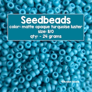 Pode incluir: Close-up de um monte de contas de sementes turquesa. As contas são opacas foscas e têm um acabamento brilhante. As contas são do tamanho II/O e pesam aproximadamente 24 gramas. O texto "Seedbeads" está escrito em branco sobre um fundo azul. O texto "color: matte opaque turquoise luster" está escrito em branco sobre um fundo azul. O texto "size: II/O" está escrito em branco sobre um fundo azul. O texto "qty: ~ 24 grams" está escrito em branco sobre um fundo azul. O texto "Avalon Beads" está escrito em branco sobre um fundo azul.