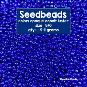 Pode incluir: Uma imagem de close-up de uma grande quantidade de contas de sementes de cor azul cobalto opaco com acabamento brilhante. As contas são de tamanho 15/0 e pesam aproximadamente 9-11 gramas. O texto "Seedbeads" está escrito em letras brancas sobre um fundo azul. O texto "color: opaque cobalt luster", "size: 15/0" e "qty: ~ 9-11 grams" também está escrito em letras brancas sobre um fundo azul.