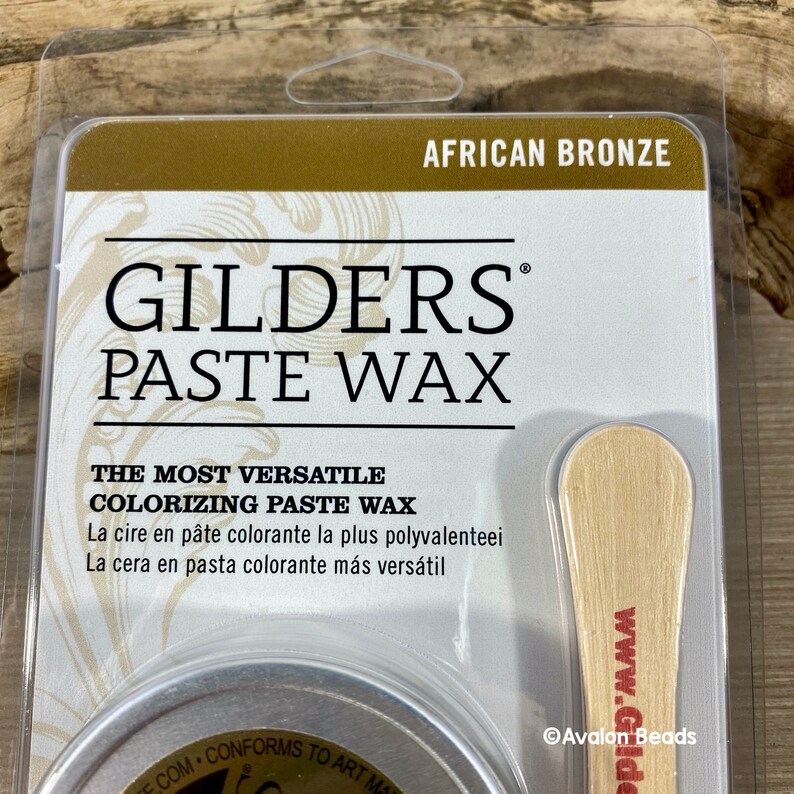 Pode incluir: Uma lata de cera em pasta colorante Gilders na cor bronze africano. A cera &eacute; embalada com um aplicador de madeira e vem com um r&oacute;tulo que diz "A cera em pasta colorante mais vers&aacute;til".