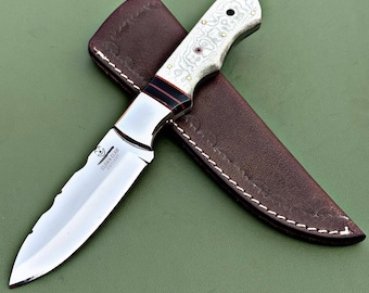 Cuchillo de desollar D2 Drop Point personalizado – Mango de micarta blanca y gris, funda de cuero