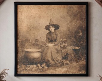 Puede incluir: Una impresión en tonos sepia enmarcada de un niño con un sombrero de bruja cuelga sobre un sofá negro. La habitación cuenta con vigas de madera a la vista, una mesa de centro de madera y dos pufs negros. El suelo es de madera.