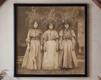 Puede incluir: Una impresión en tonos sepia enmarcada de tres mujeres con elaborados tocados cuelga sobre un sofá gris oscuro. La habitación cuenta con vigas de madera a la vista, una mesa de centro de madera y una alfombra estampada. Dos pufs y una mesa auxiliar completan el acogedor interior rústico.