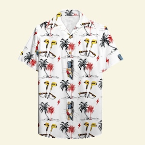 Op de afbeelding: Wit overhemd met korte mouwen en een tropisch patroon. Het ontwerp bevat palmbomen, bliksemschichten en klimuitrusting. De blouse heeft een klassieke kraag en knoopsluiting.