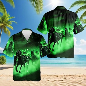 Puede incluir: Camisa de manga corta con botones, con un diseño dinámico de caballos negros corriendo a través de una niebla verde. La camisa tiene un cuello clásico y un corte relajado. El diseño se repite en la espalda.