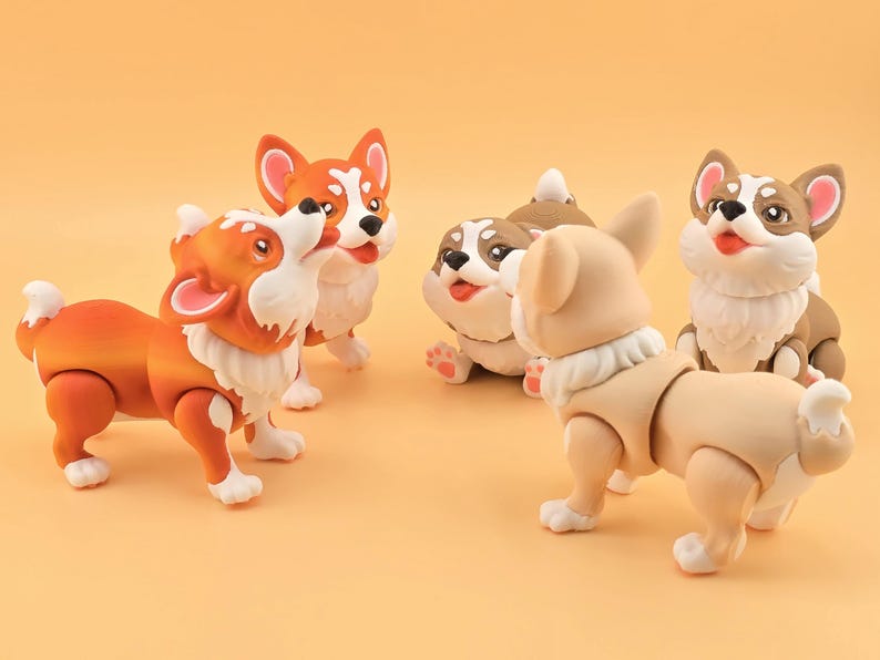 Pu&ograve; includere: Una collezione di cinque statuette di cani corgi in varie pose. Le statuette sono principalmente arancioni, marroni e beige, con dettagli bianchi. Hanno giunture articolate e sono su uno sfondo arancione.
