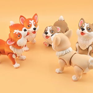 Pu&ograve; includere: Una collezione di cinque statuette di cani corgi in varie pose. Le statuette sono principalmente arancioni, bianche e beige, con giunture articolate. I cani hanno facce espressive e sono ambientati su uno sfondo arancione chiaro.