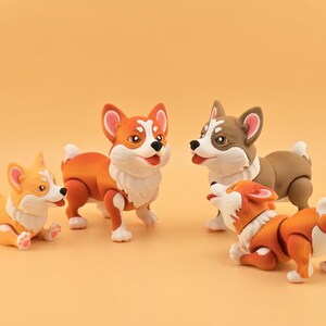 Pu&ograve; includere: Una collezione di cinque statuette di corgi in varie pose. I corgi hanno pelo arancione e bianco con nasi neri e occhi espressivi. Un corgi &egrave; marrone e bianco. Le statuette sono ambientate su uno sfondo arancione.