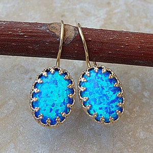 Blauer Opal Gold Ohrringe, Edelstein Ohrringe, Blauer Opal Ohrringe, Oktober Geburtsstein, Opal Gold Filled Ohrringe, Blauer Opal Schmuck, Feuer Opal