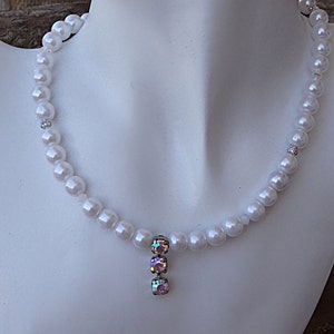 Bridal pearl necklace. Pearl jewelry for bride. Silver wedding pearl necklace. White pearl and halo  necklace. Bridesmaid gift idea