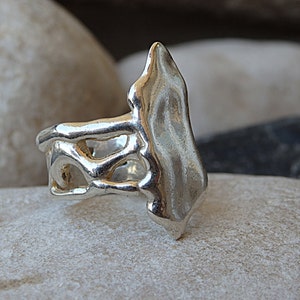 Anillo grabado personalizado. Anillo de plata de ley 925. Anillo de plata abstracto. Anillo estampado de letras de plata. Anillo ancho femenino. Anillo asimétrico
