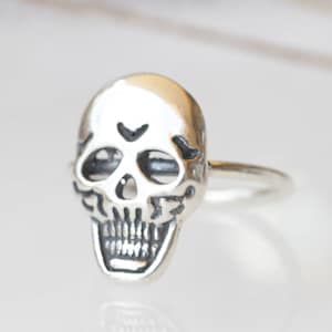 Silber SKULL Ring, Womens Ring, Gothic Ring, Schädel Kopf Ring, Silber Ring, Zucker Schädel Ring, Halloween-Ring, zarte Schädel Ring, Boho Ringe