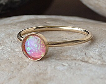 Anello in oro rosa con opale, pietra portafortuna di ottobre, gioielli minimalisti