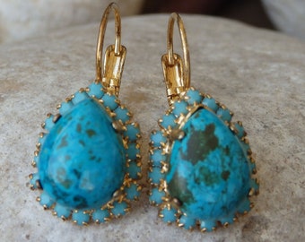 Pendientes colgantes de turquesa bañados en oro de 24 quilates: auténtica joyería nupcial con piedras preciosas.