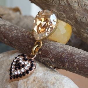 Champagne statement ring. Yellow agate ring with  crystal heart. Drop heart ring. Big champagne teardrop ring. Big Cocktail ring, Gold Black