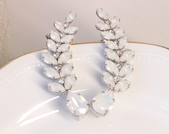 Orecchini pendenti a rampicante con opale e cristallo, perfetti per la sposa.