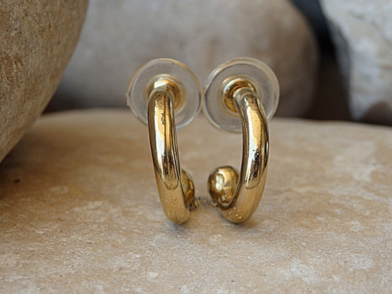 Amazon.com: Gold Huggie Split Hoop Earrings Delicate Cubic Zirconia Double Hoop  Earrings Oval Cuff Earrings for Women (14K Gold): Clothing, Shoes & Jewelry