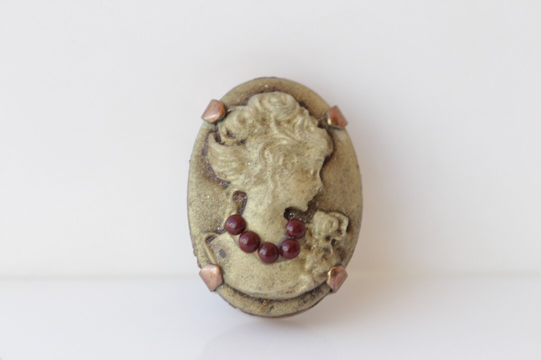 Broche Ancienne Camée Avec Profil De Femme, Monture En Cuivre - Bijou Vintage D'occasion