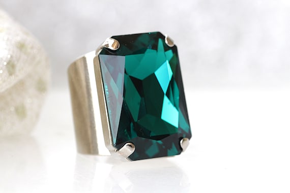 Green stone shop cocktail ring