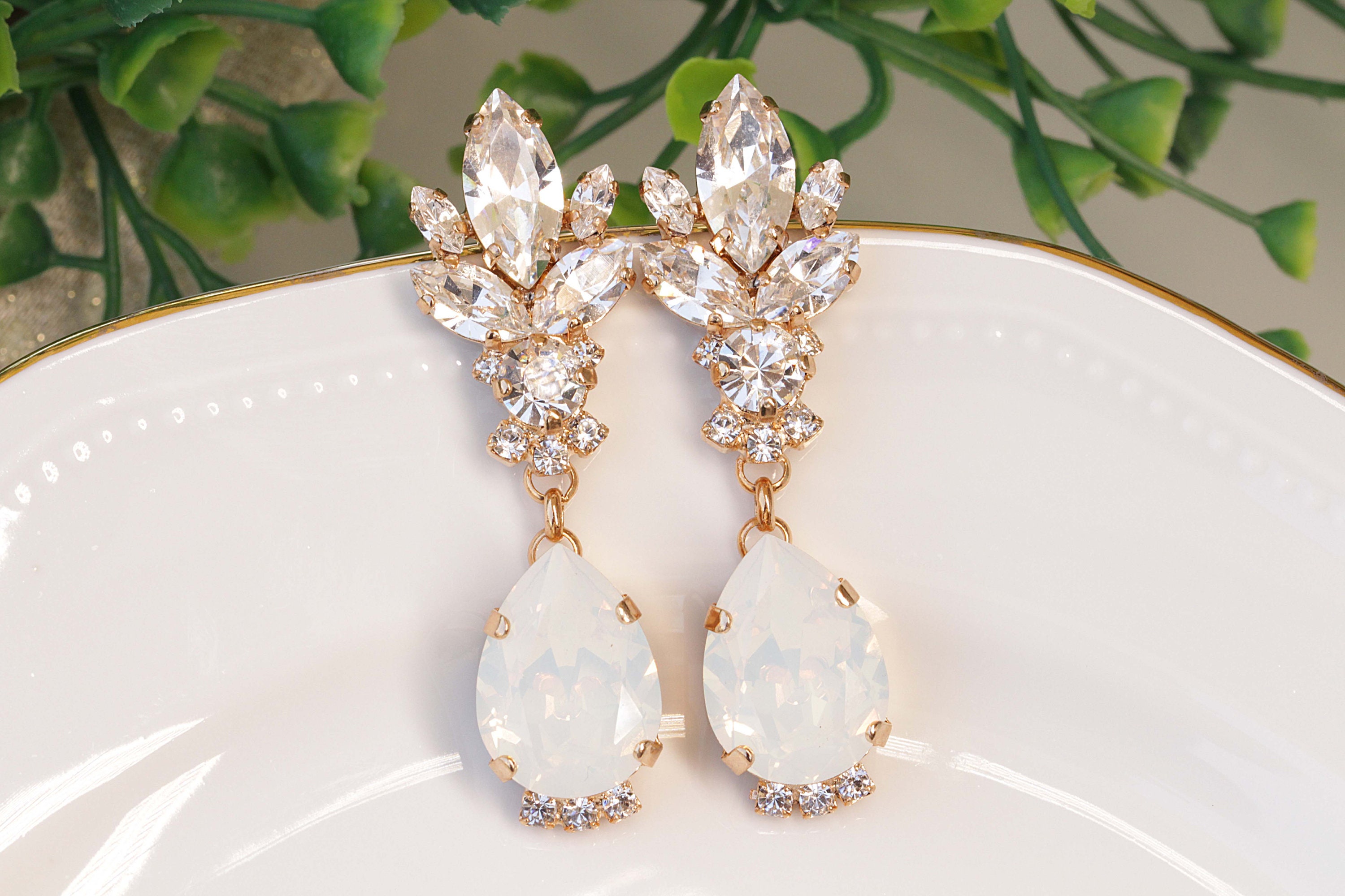 Sieraden Oorbellen Clusteroorbellen Bridal earrings stud,Opal Crystal earrings,Opal Wedding jewelry,White opal earrings,Bridesmaid earrings,Cluster earring,Crystal earrings 
