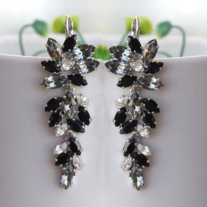 BOUCLES D&#39;OREILLES GRIS NOIR, boucles d&#39;oreilles longues de mariée, bijoux tendance pour la mariée, boucles d&#39;oreilles uniques robe noire de soirée, cadeau de boucles d&#39;oreilles grappe de raisin