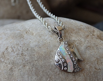 Collar de pez de ópalo de plata de ley con dije de circonita cúbica
