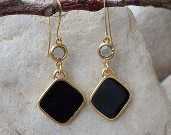 Pendientes colgantes de rombo en esmalte negro, chapados en oro, con detalles de cristal.