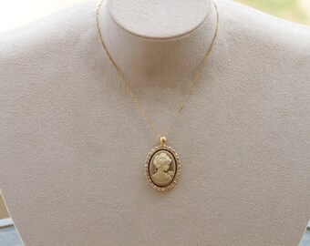 ゴールドカメオネックレス：クリスタルシャンパンペンダント