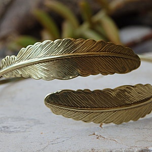 Pulseira de latão antigo, pulseira de folhas, punho de folha, pulseira de dama de honra, pulseira delicada, ideia de presente para namorada, pulseira de folha, punho com padrão de folha