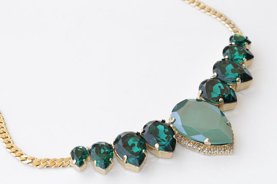 Green Crystal Necklace Pear shape with Gold-plated Chain Green Crystal Necklace Pear shape with Gold-plated Chain