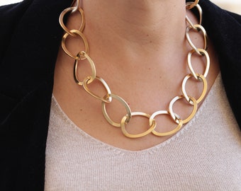 Collana girocollo a catena spessa e massiccia color oro, un vero e proprio gioiello di tendenza.