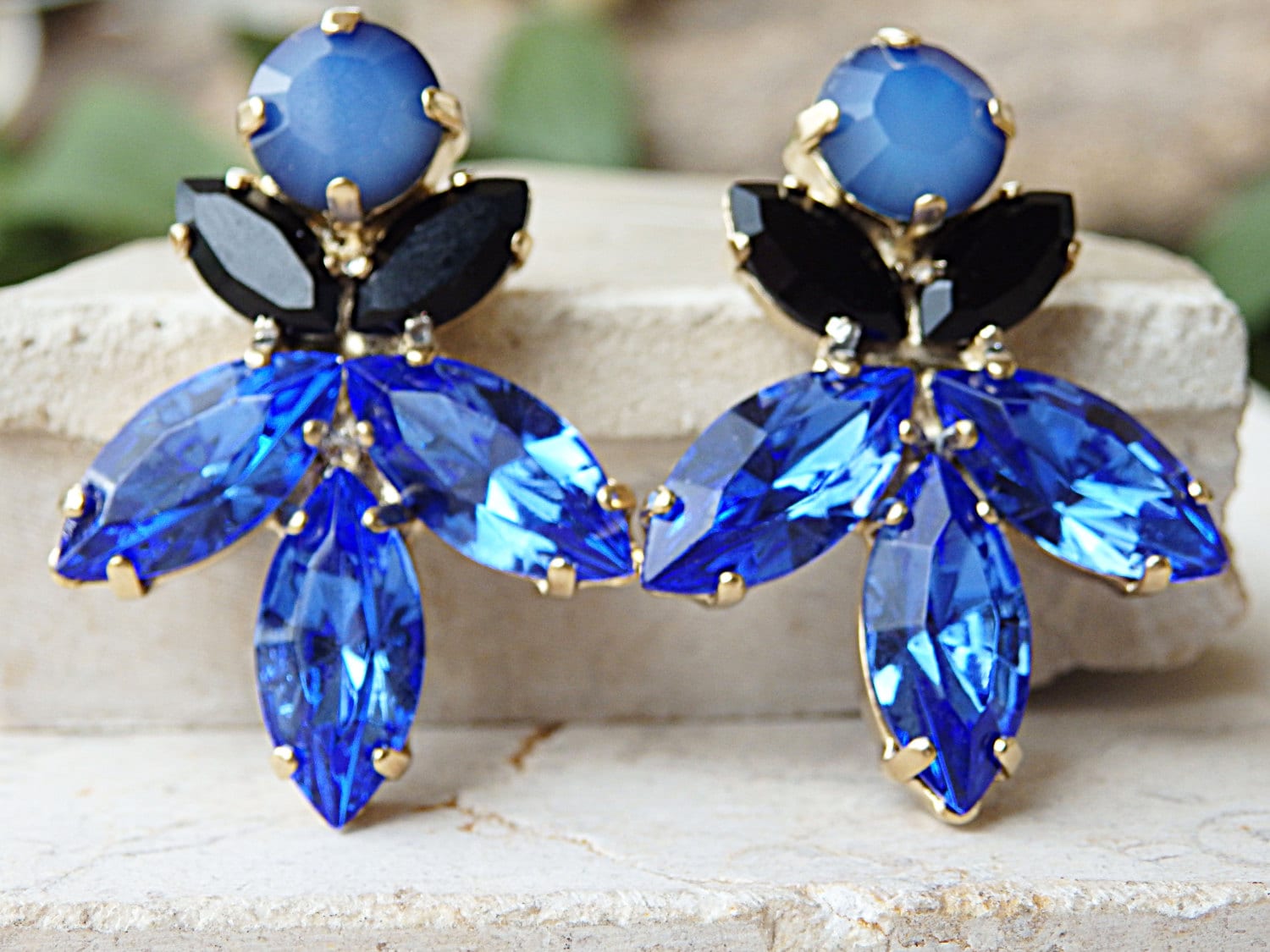 CUMEE Orecchini pendenti con zaffiro sintetico blu coltivato con design