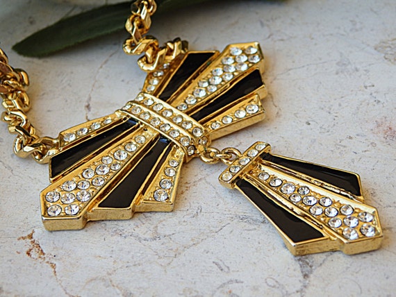 Bow necklace. Vintage bow tie necklace. Enamel jew