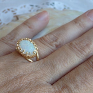 Gold Weißer Opal Ring, Oval Opal Ring, Oktober Geburtsstein, Edelstein Ring, Opal GoldFilled Ring, Abgerundeter Opal Ring, Opal Schmuck Geschenk Ideen Bild 2