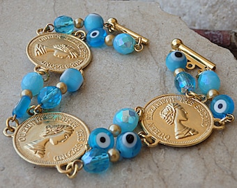 Evil Eye Charm Armband: Goldmünze & Türkis Perlen Schmuck