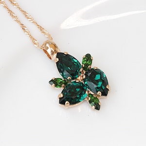 EMERALD MINIMALIST NECKLACE, Green Gold Necklace,  Necklace, Emerald Crystals, Bridal Leaf Necklace,Petite Bridesmaid Necklace Gift