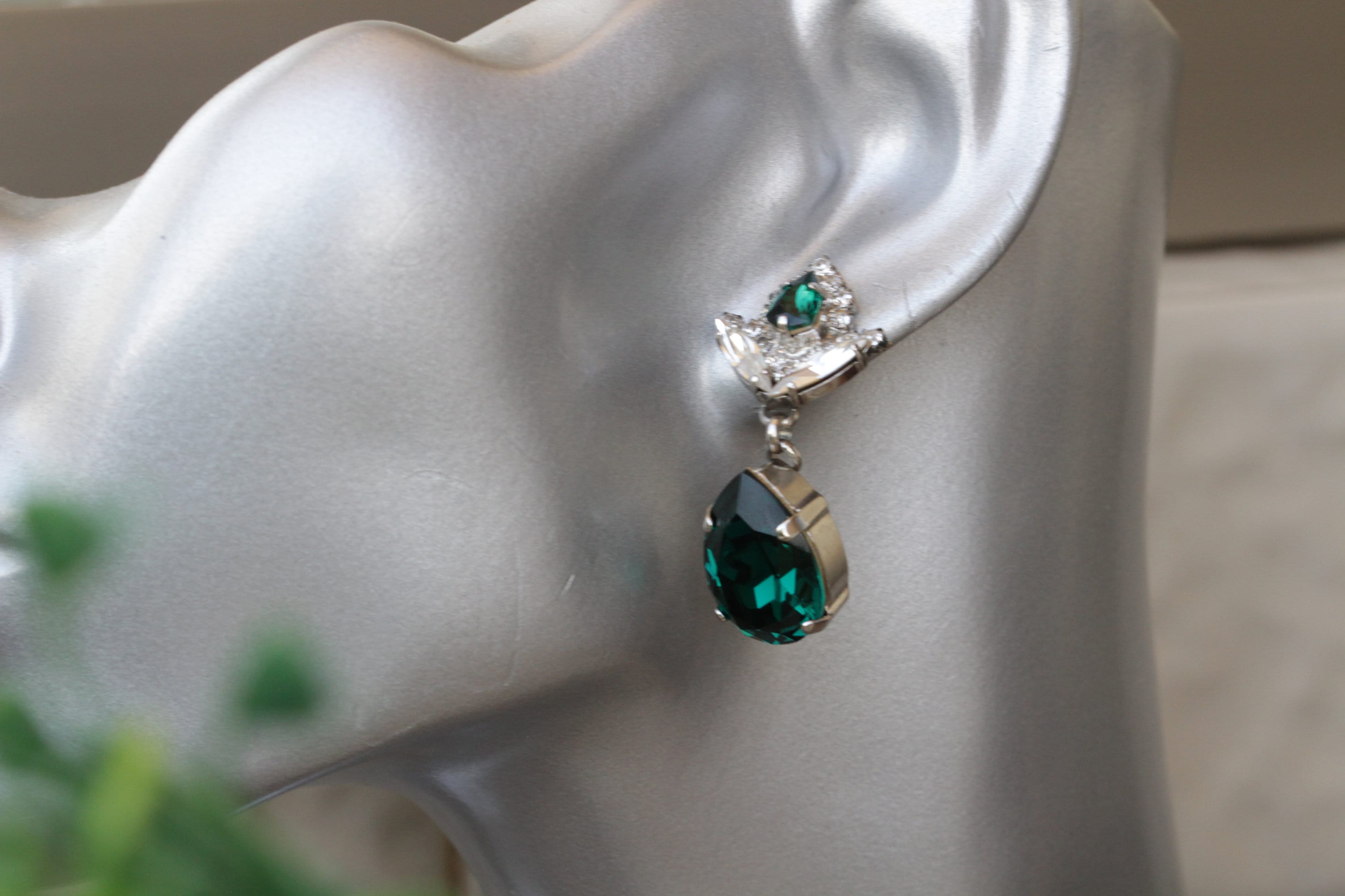 Vintage Drop Emerald Green Austrian Rhinestone Crystal Dangle Earrings – Antique Gold Tone – Colorful_Blossom E13