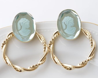 Pendientes de aro dorados con camafeo azul, estilo vintage