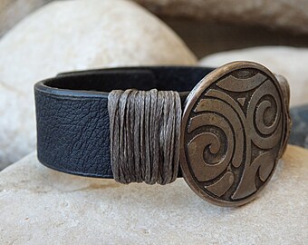 Unisex-Armband aus schwarzem Leder, Design aus Silbermünzen