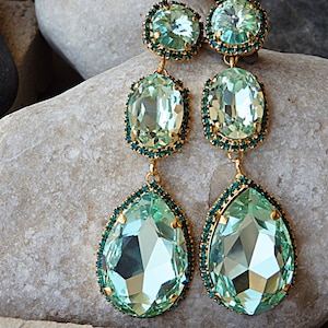 Örhängen med peridotkristallkrona: Gröna droppformade brudörhängen i strass
