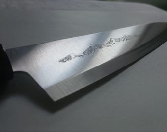 Met de hand geëtste bergen op keukenmes