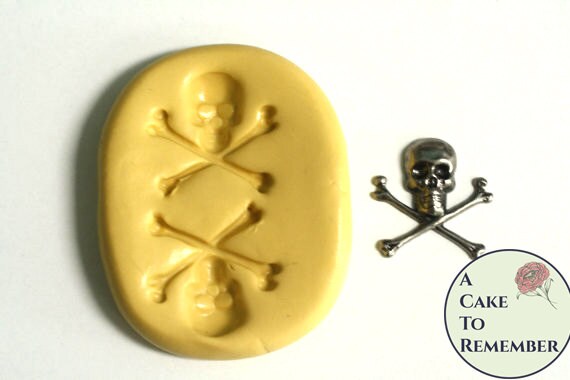 Little skull and crossbones mold for cake decorating or cupcake decorating. Halloween molds, Halloween cakes. M5021 Il_570xn