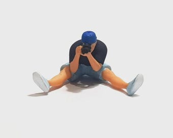 1:64 Scale Diorama Figure – Widi With Camera | Hand-Painted Resin Miniature for Dioramas & Diecast Displays