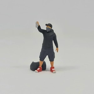 1:64 Scale Diorama Figure – Kai Graffiti Mural Street Style | Hand-Painted Resin Miniature for Diecast Diorama